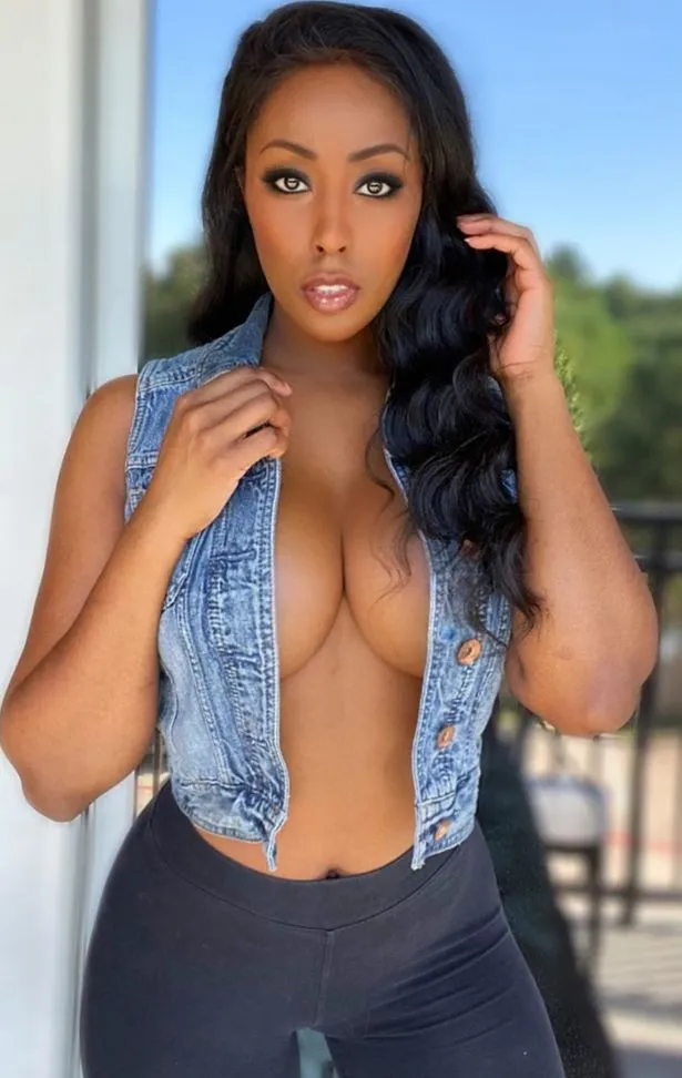 Magnetische OnlyFans Influencerin mit intensivem und durchdringendem Blick